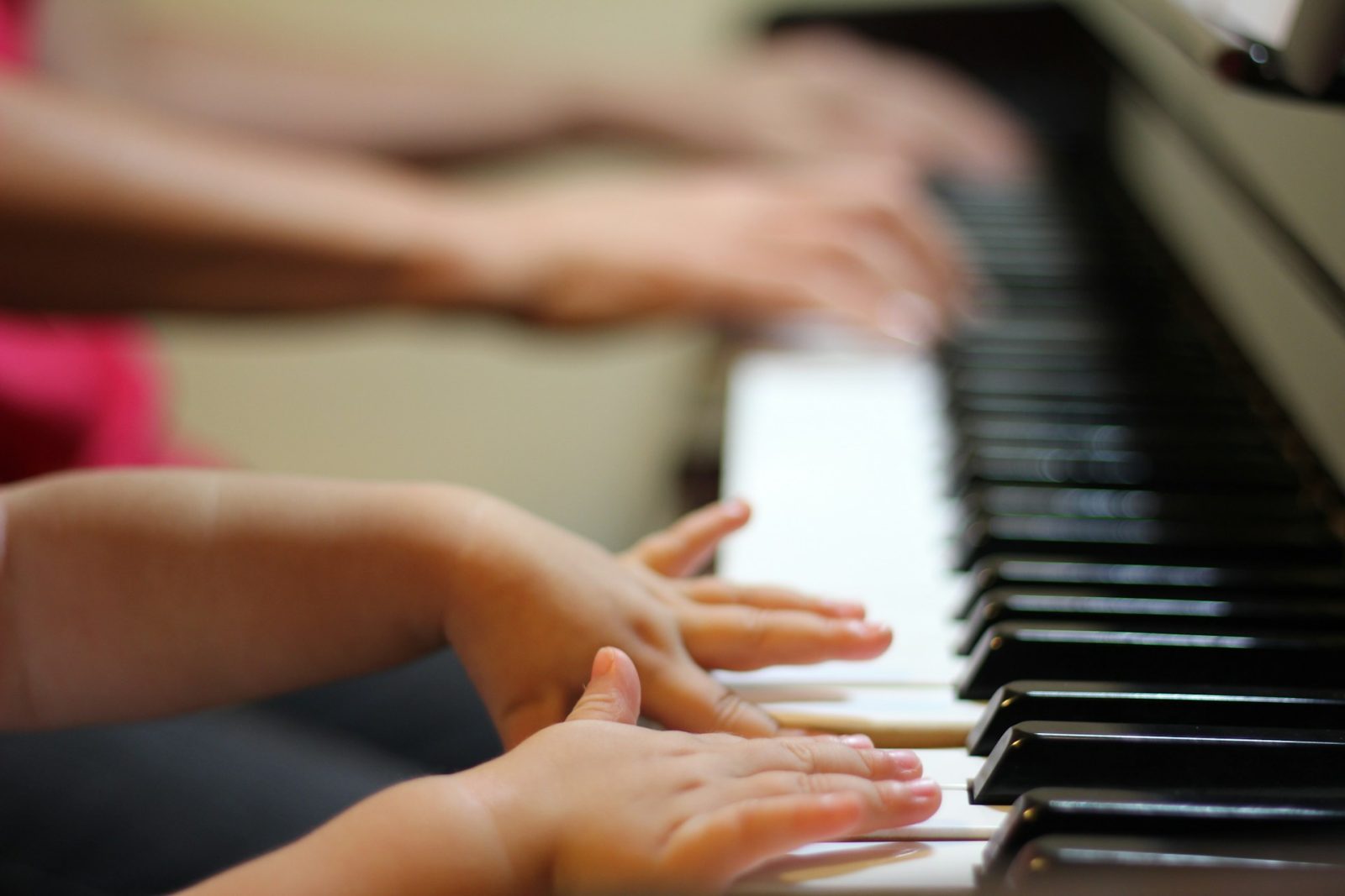 Diventa maestro del pianoforte con guide esperte e pratica costante.